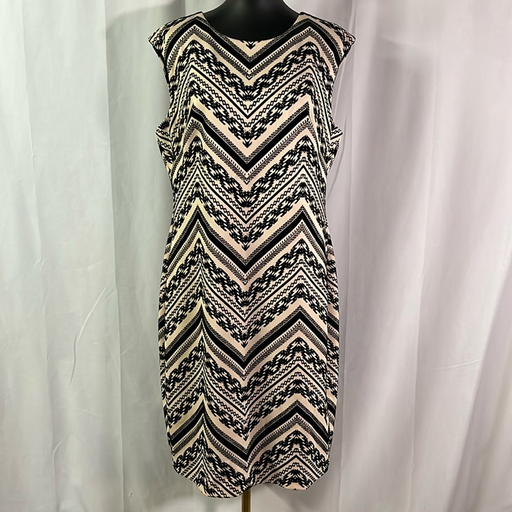 Vince Camuto Beige & Black Velvet Printed Cap Sleeve Sheath Dress